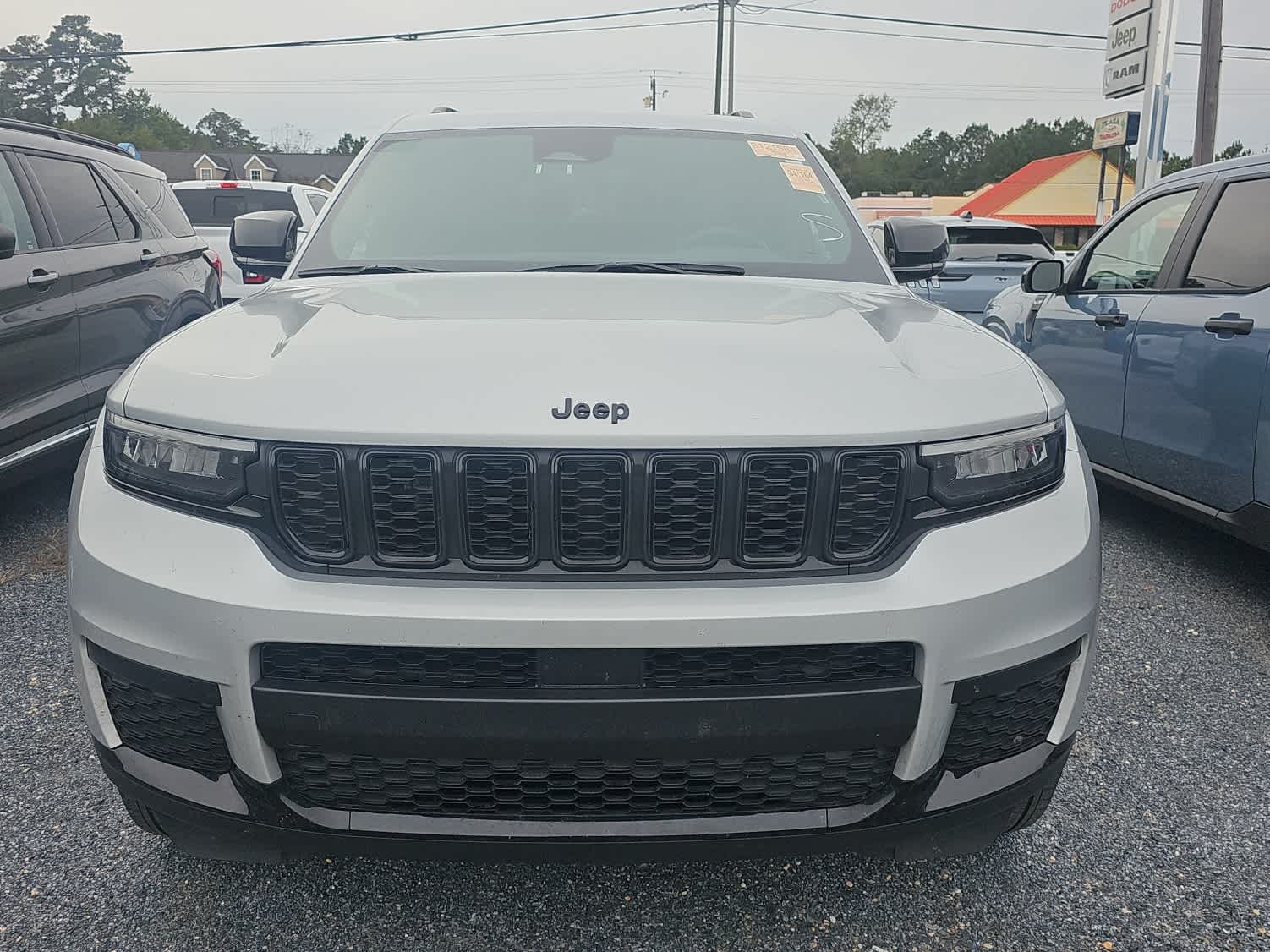 2024 Jeep Grand Cherokee Laredo photo 2