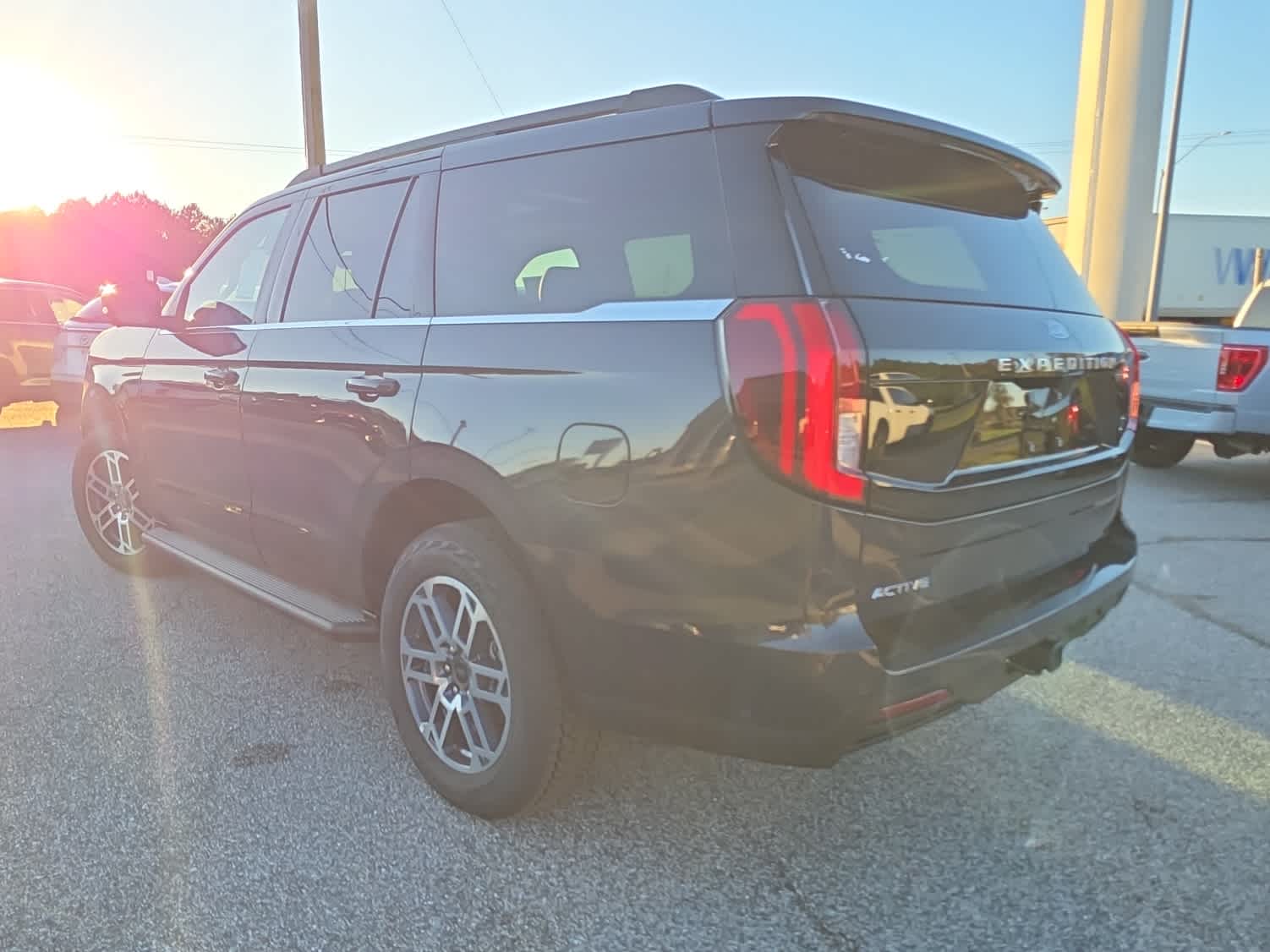 2025 Ford Expedition photo 3