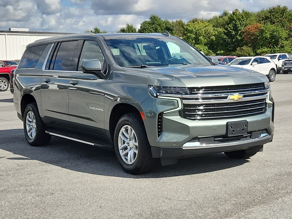 2023 Chevrolet Suburban LT photo 2