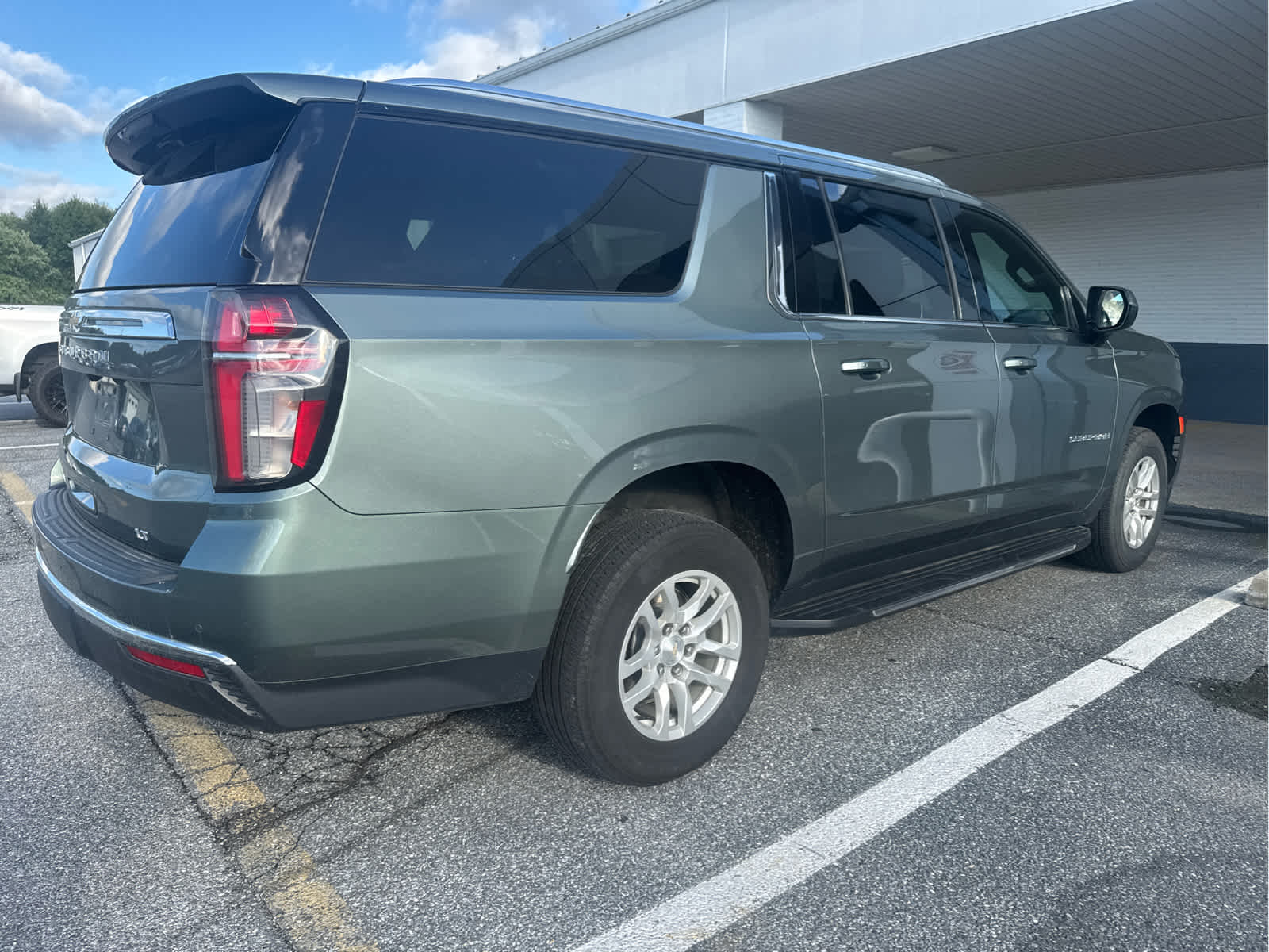 2023 Chevrolet Suburban LT photo 3