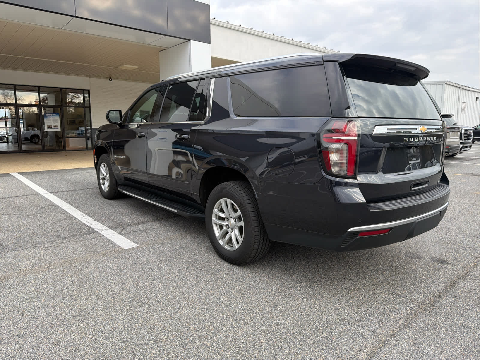 2023 Chevrolet Suburban LT photo 2