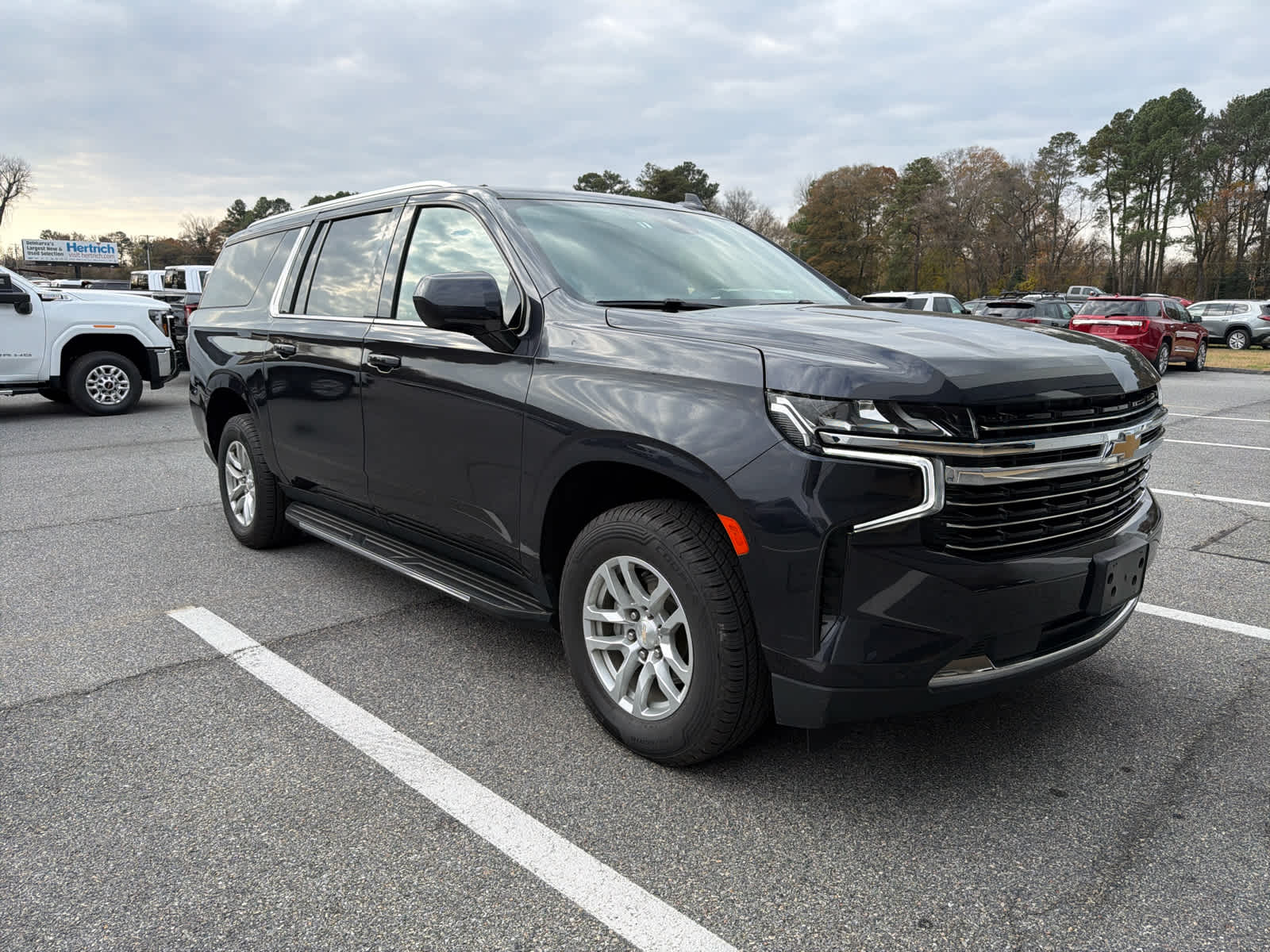 2023 Chevrolet Suburban LT photo 4