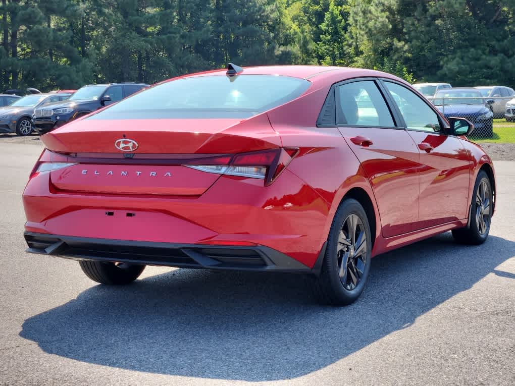 2023 Hyundai Elantra SEL photo 3