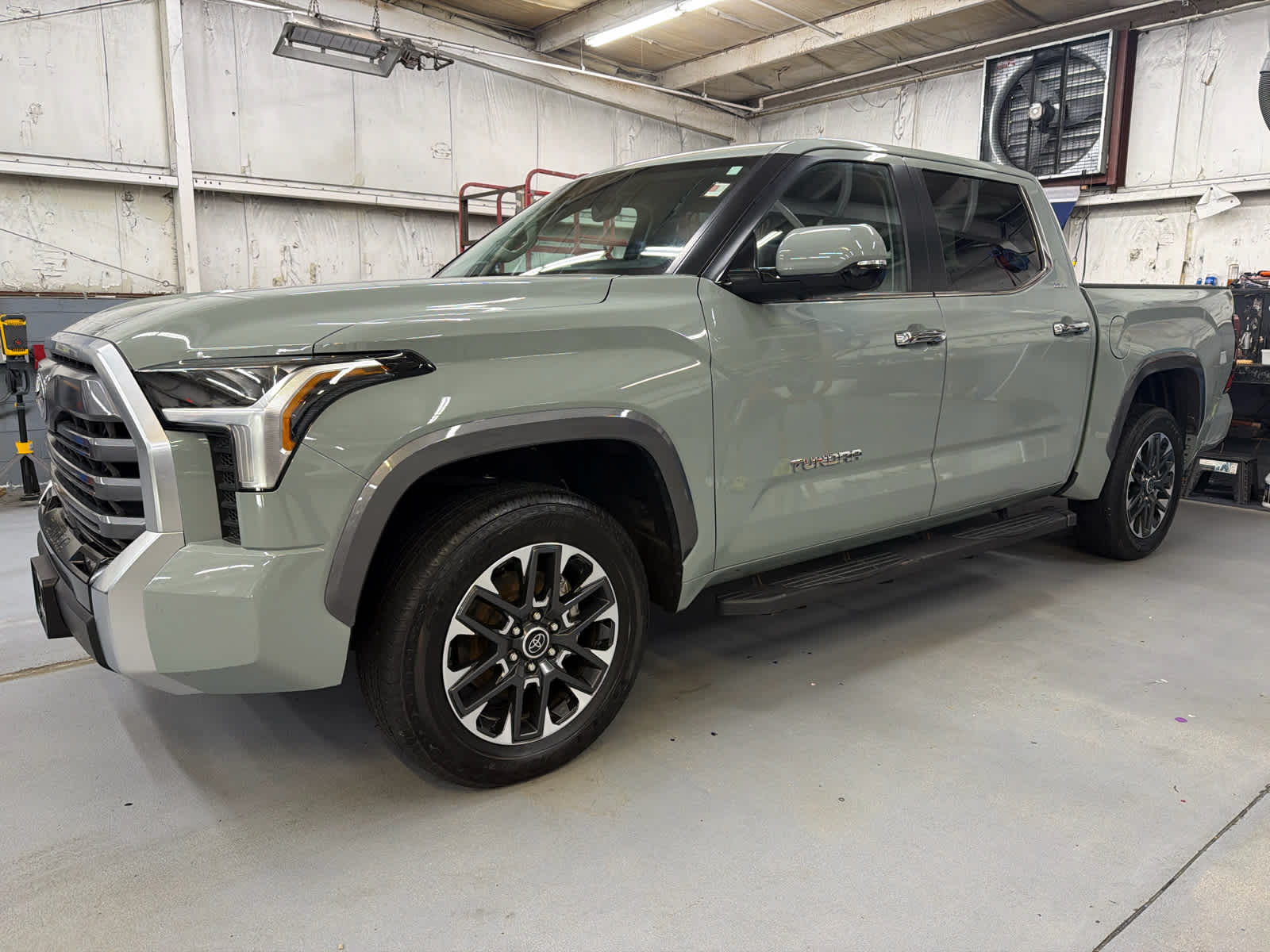 2024 Toyota Tundra Limited's photo