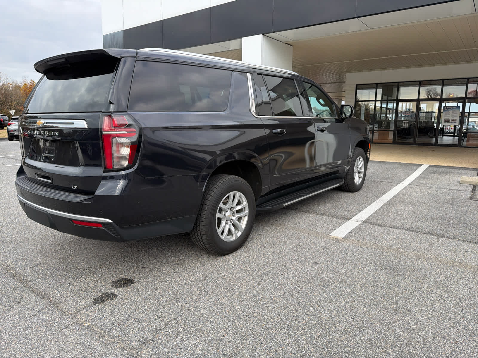 2023 Chevrolet Suburban LT photo 3