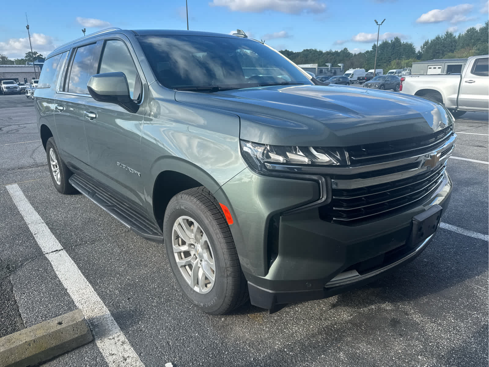 2023 Chevrolet Suburban LT photo 2
