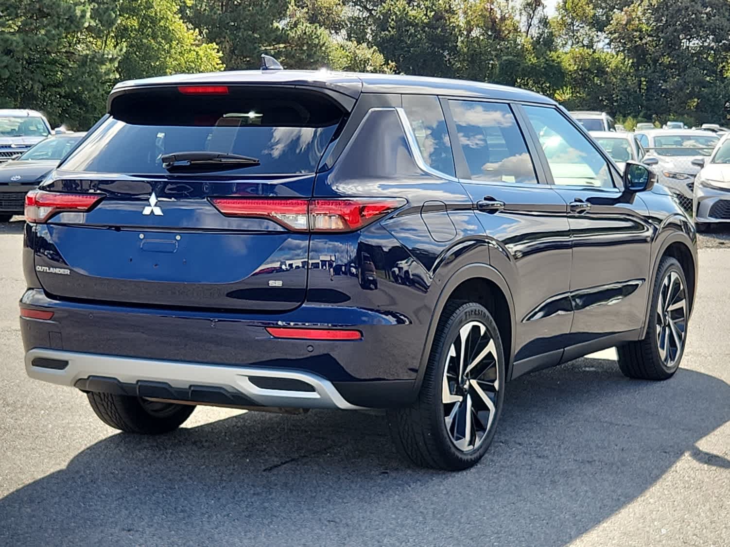2024 Mitsubishi Outlander SE photo 2