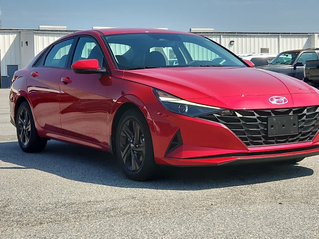 2023 Hyundai Elantra SEL photo 2