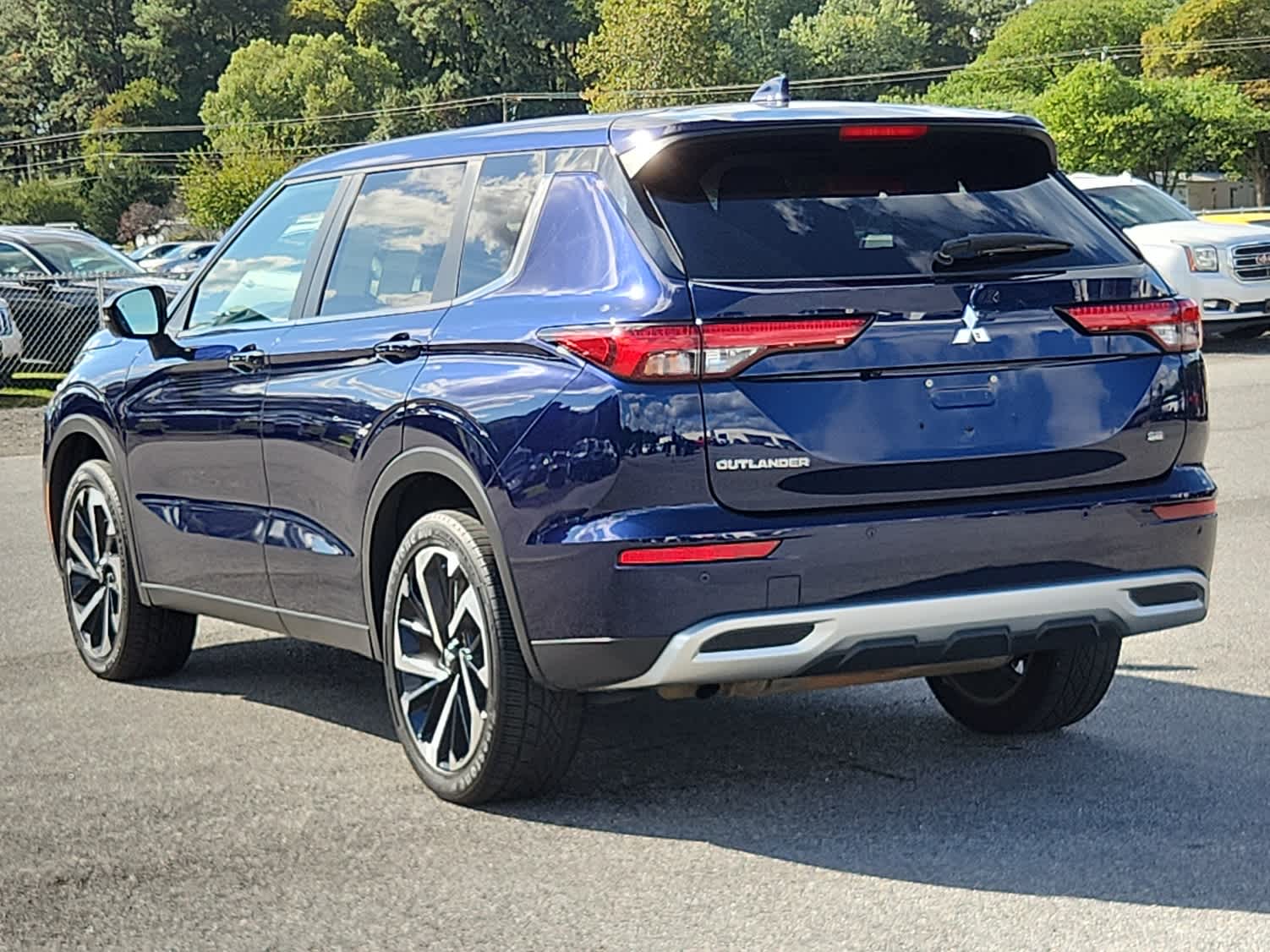 2024 Mitsubishi Outlander SE photo 3