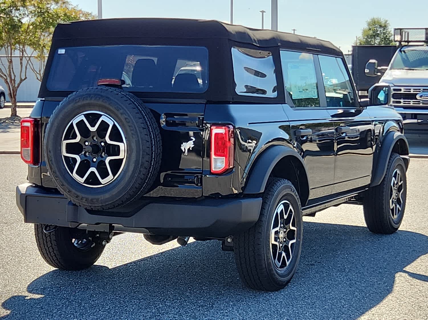 2025 Ford Bronco Base photo 3