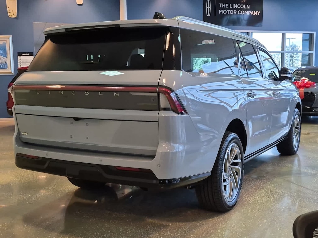 2026 Lincoln Navigator L photo 2