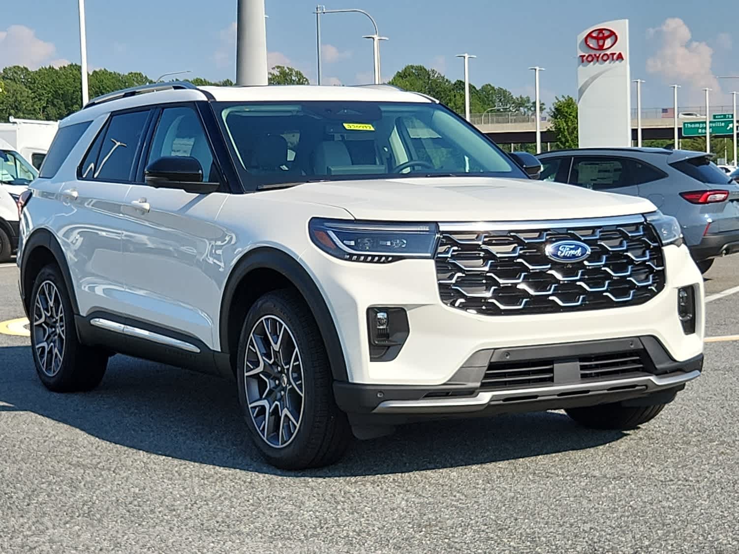 2025 Ford Explorer Platinum photo 2