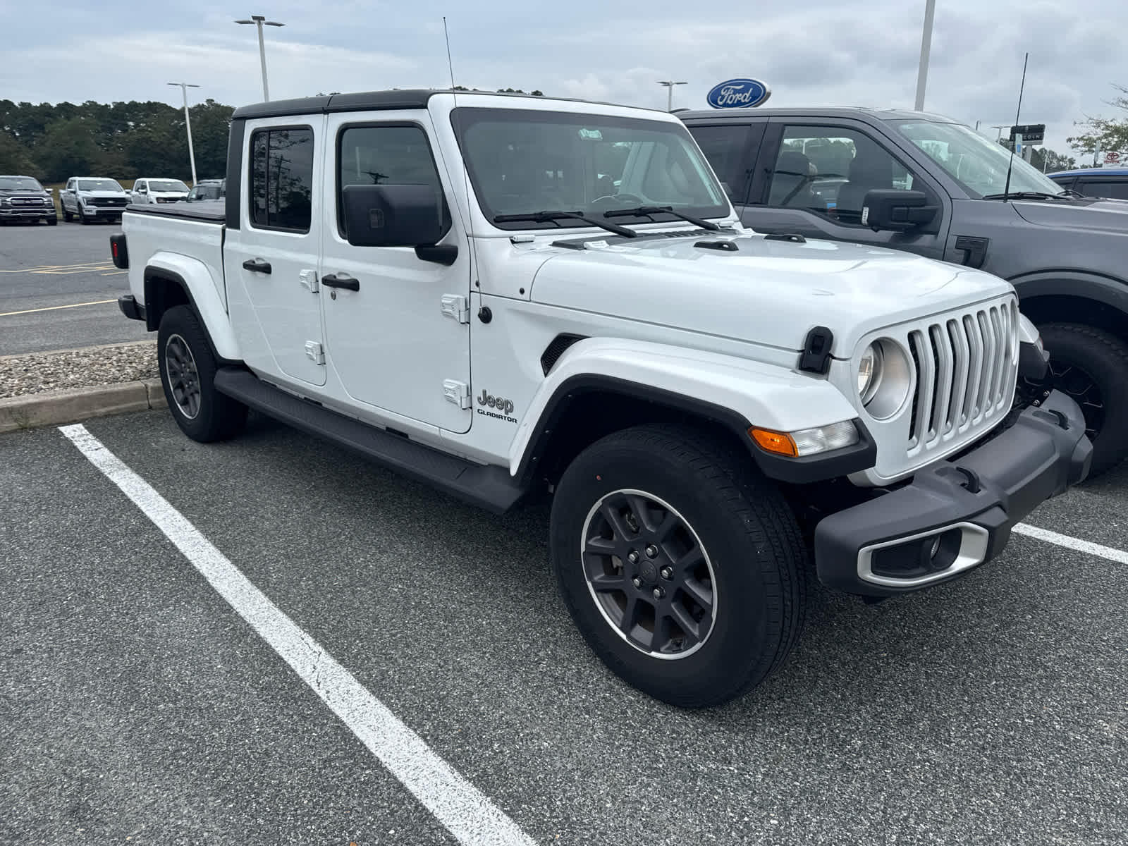 2022 Jeep Gladiator Overland photo 2