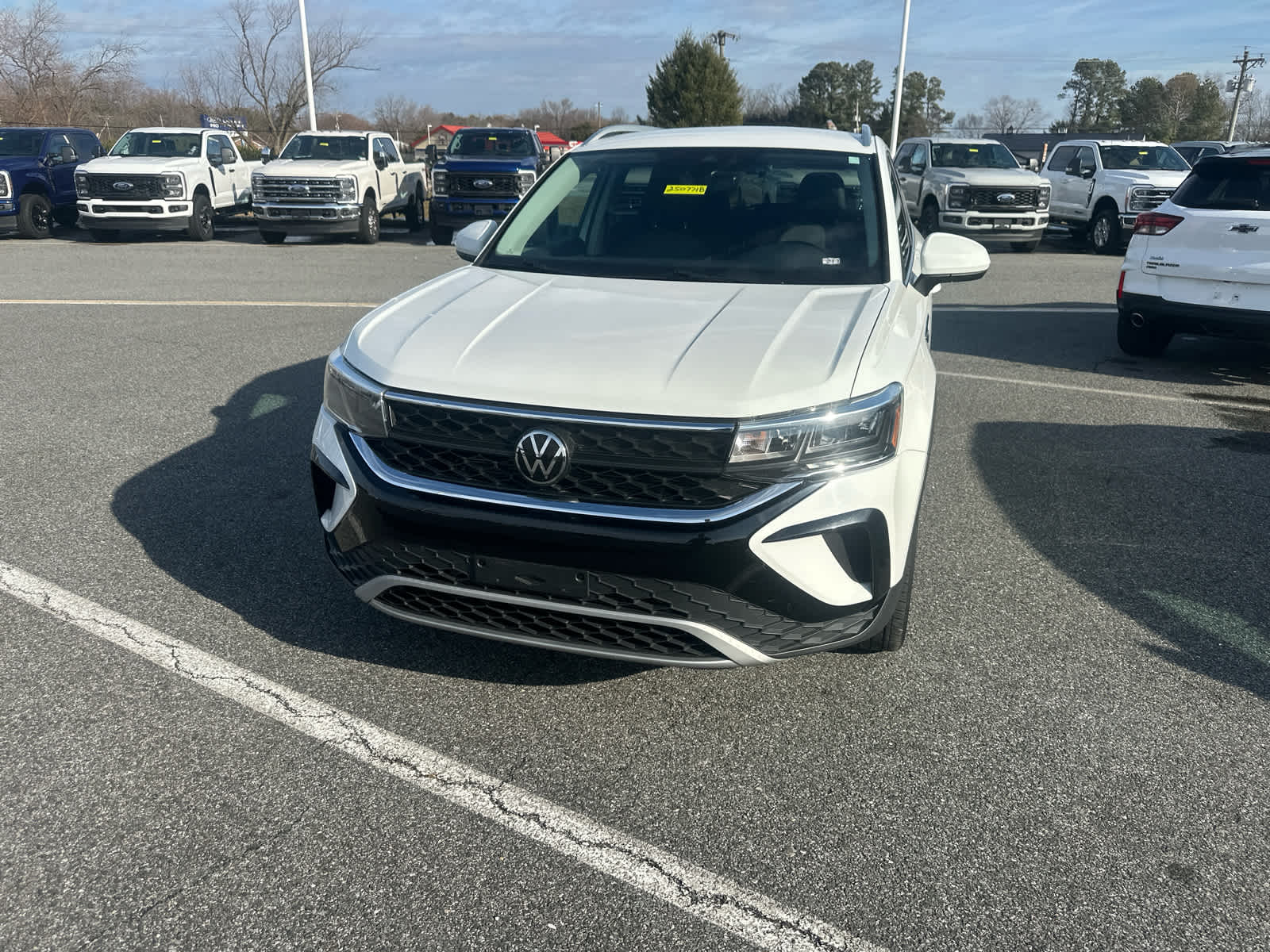 2022 Volkswagen Taos SE's photo