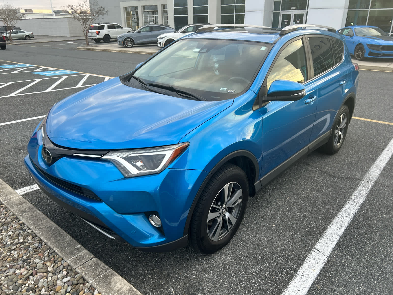 2018 Toyota RAV4 XLE's photo