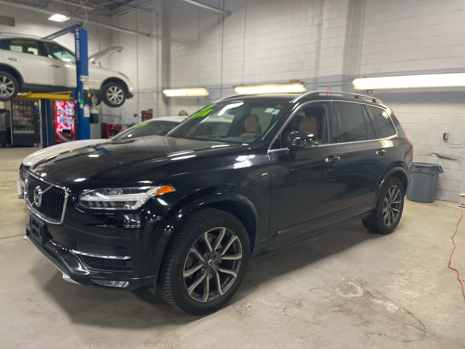 2017 Volvo XC90 T6 Momentum AWD