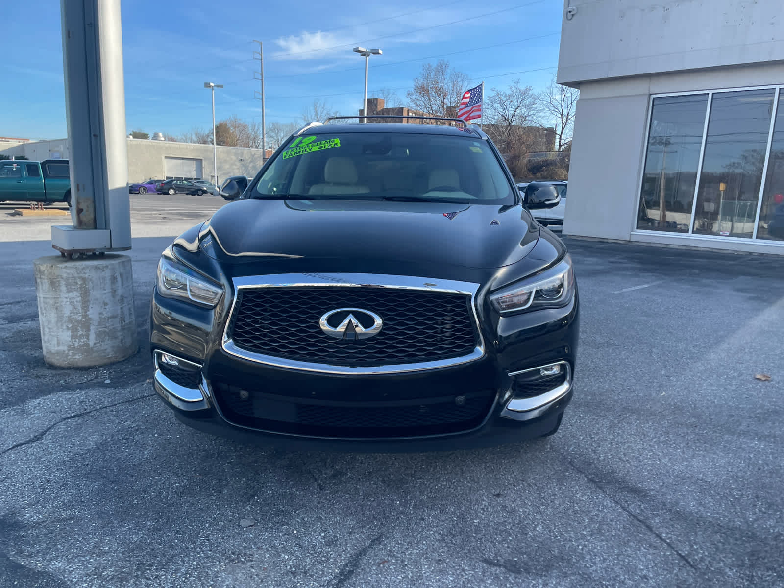 2019 Infiniti QX60 Luxe AWD photo 2