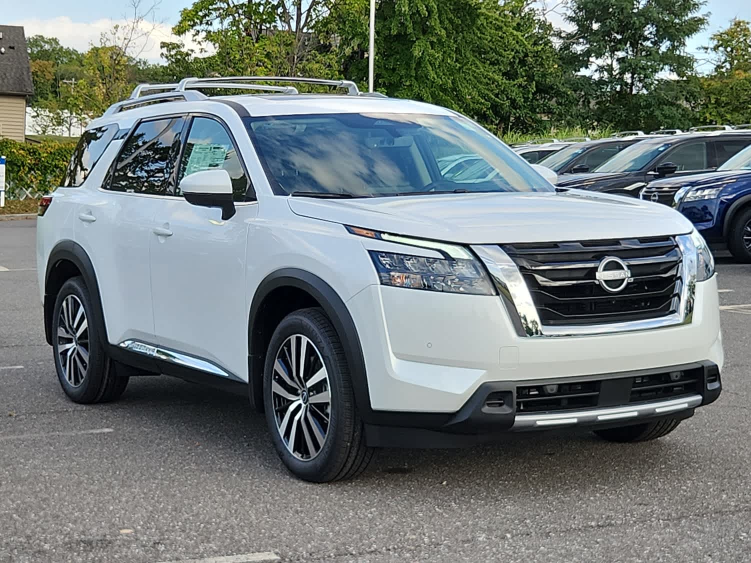 2025 Nissan Pathfinder Platinum photo 2