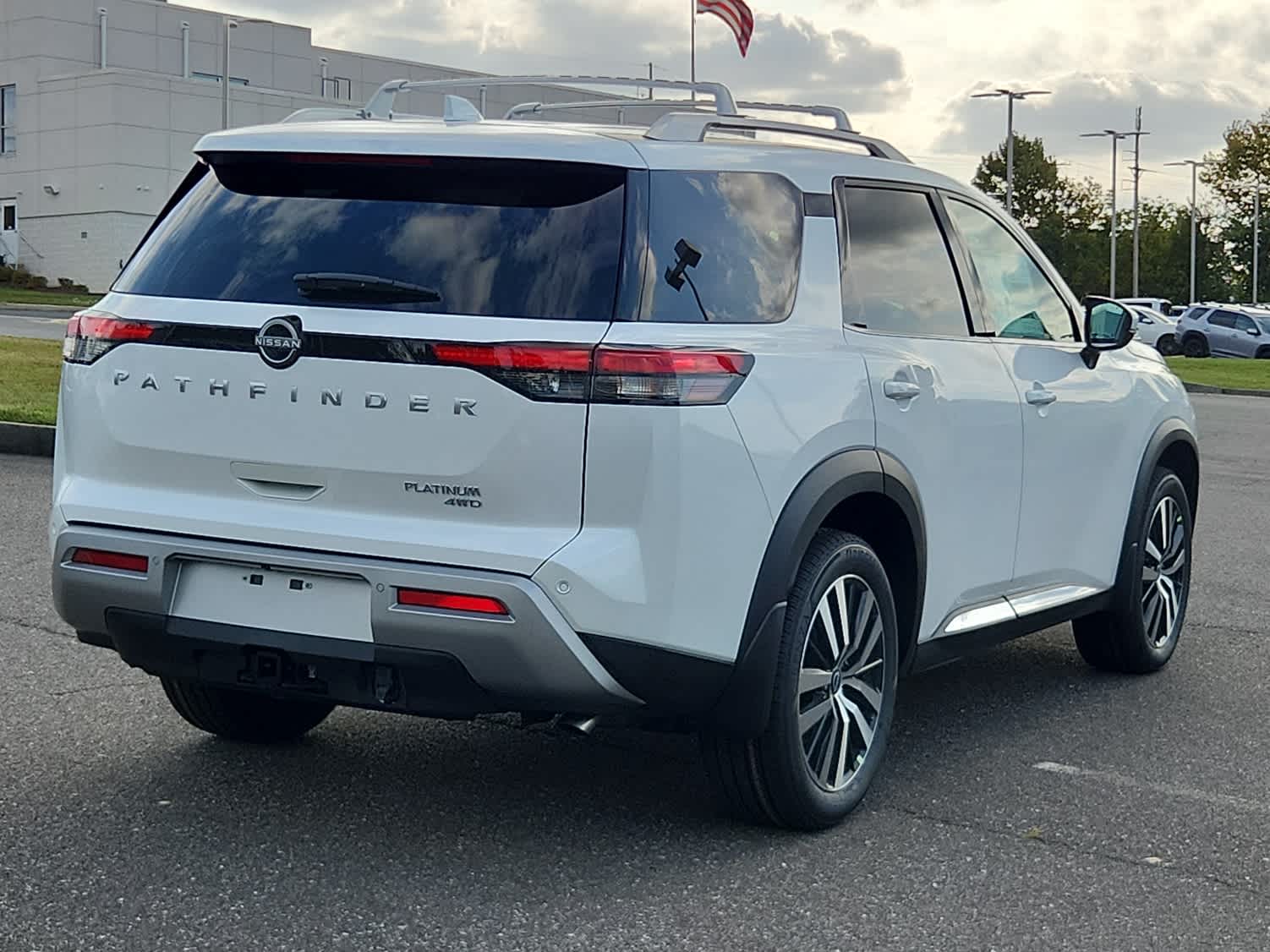2025 Nissan Pathfinder Platinum photo 3