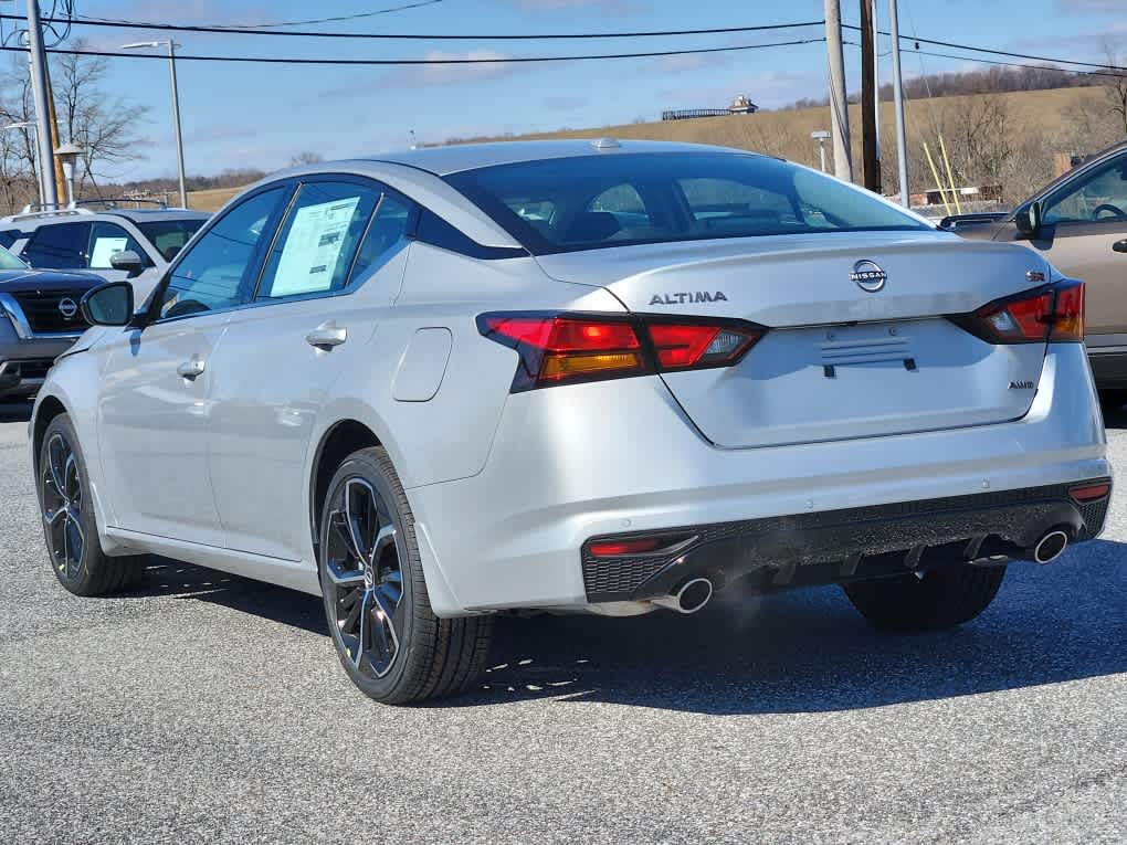2025 Nissan Altima SR photo 4