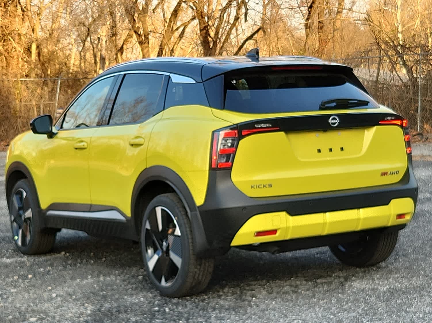 2025 Nissan Kicks SR photo 2