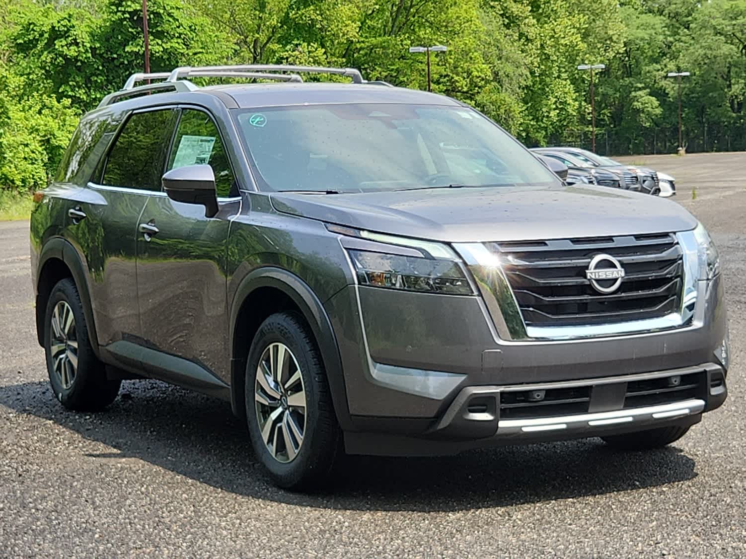 2025 Nissan Pathfinder SL photo 2