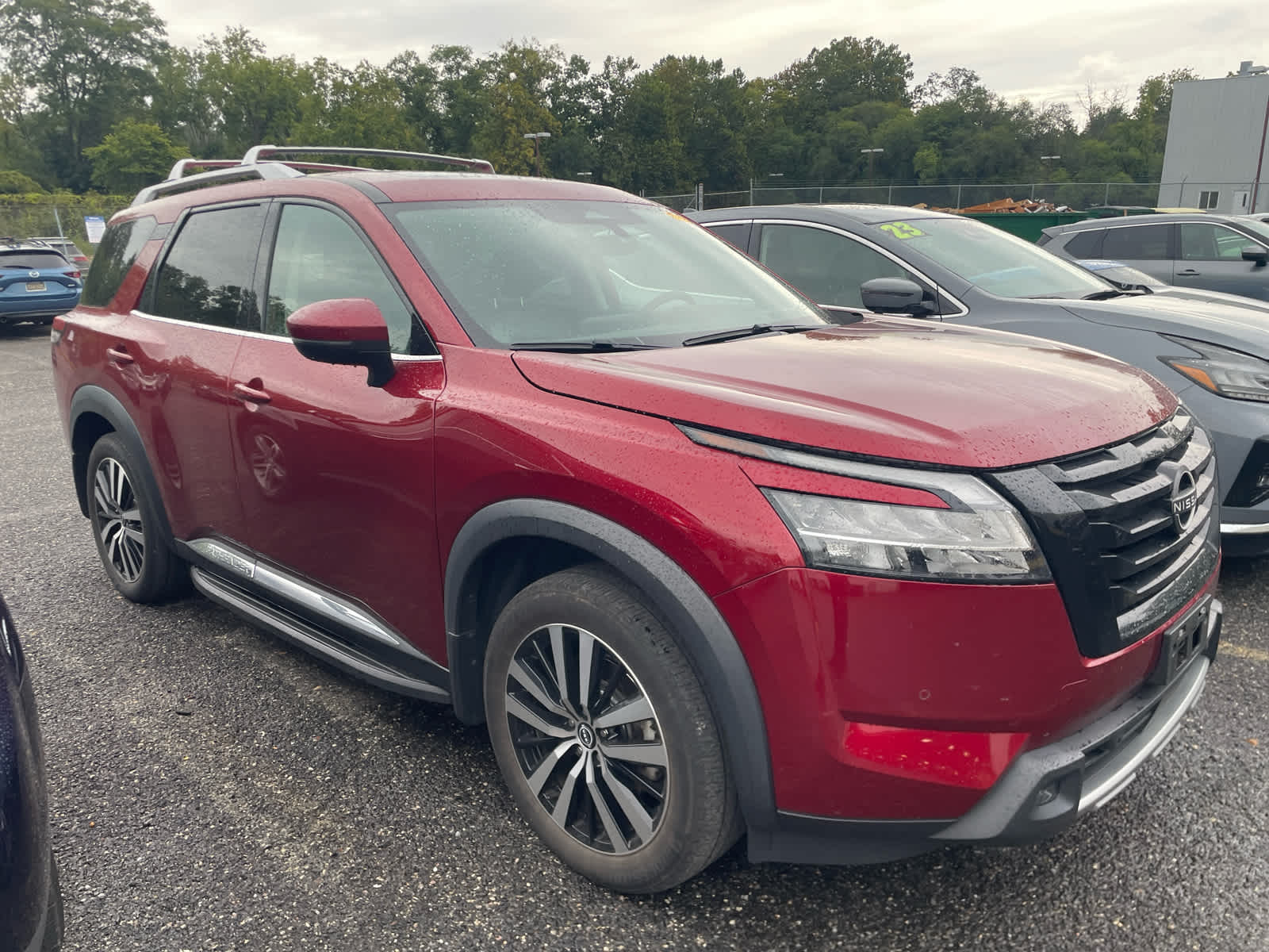2023 Nissan Pathfinder Platinum photo 3
