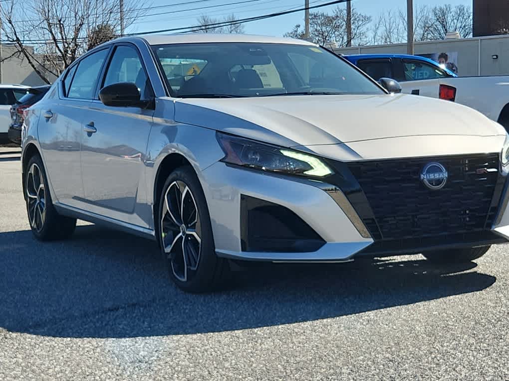 2025 Nissan Altima SR photo 2