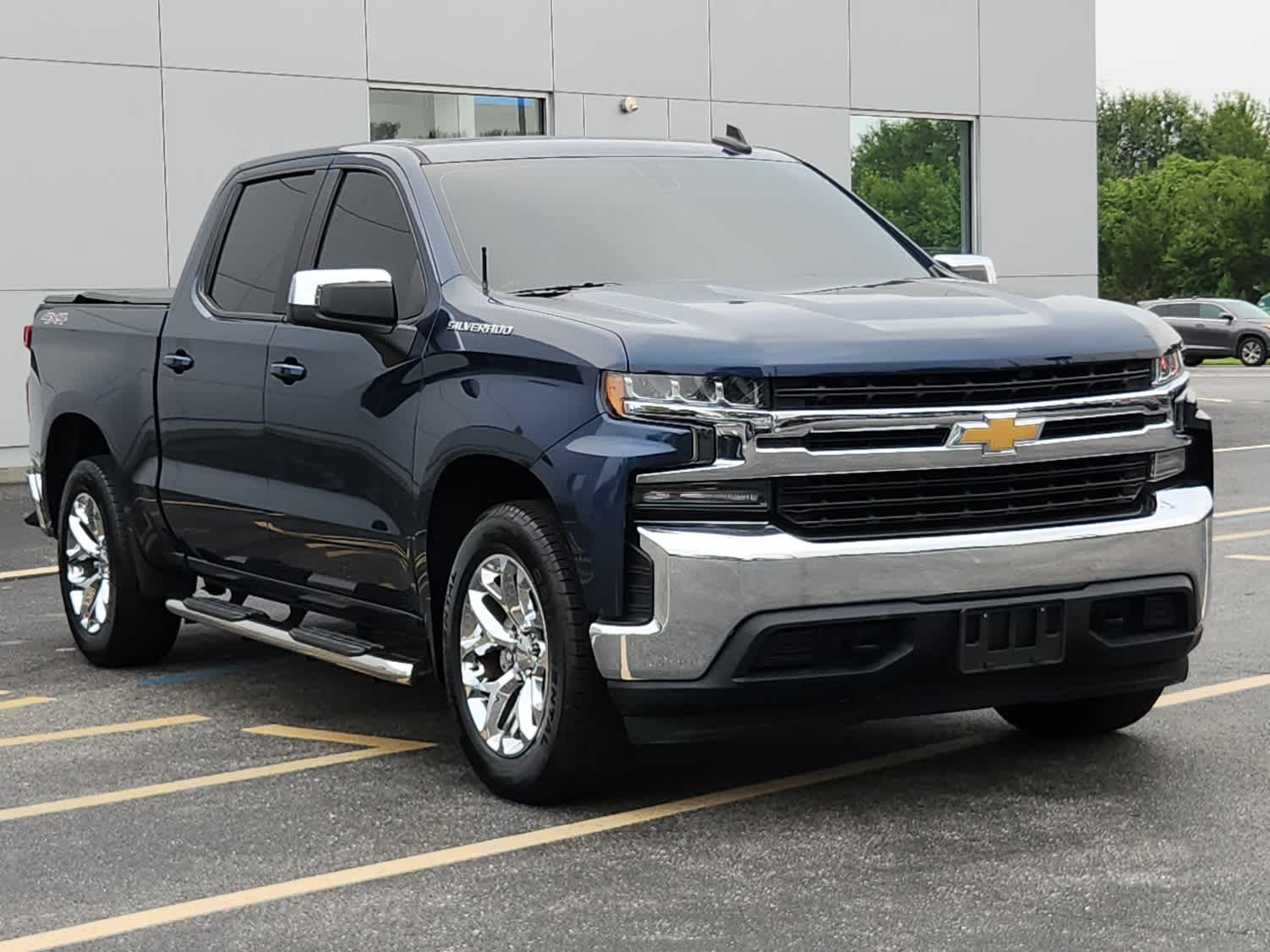 2020 Chevrolet Silverado 1500 LT photo 2