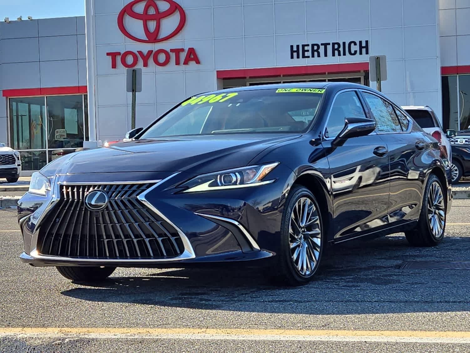 2024 Lexus ES Hybrid 300h Luxury's photo