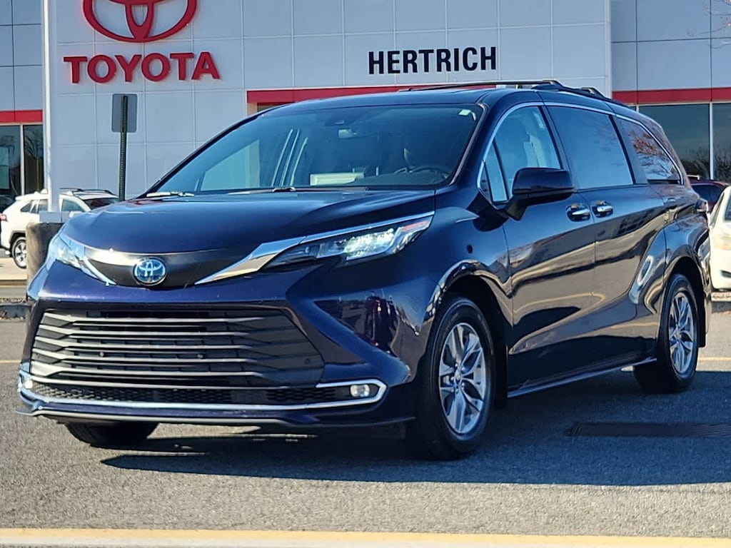 Used 2022 Toyota Sienna XLE Mini-van, Passenger