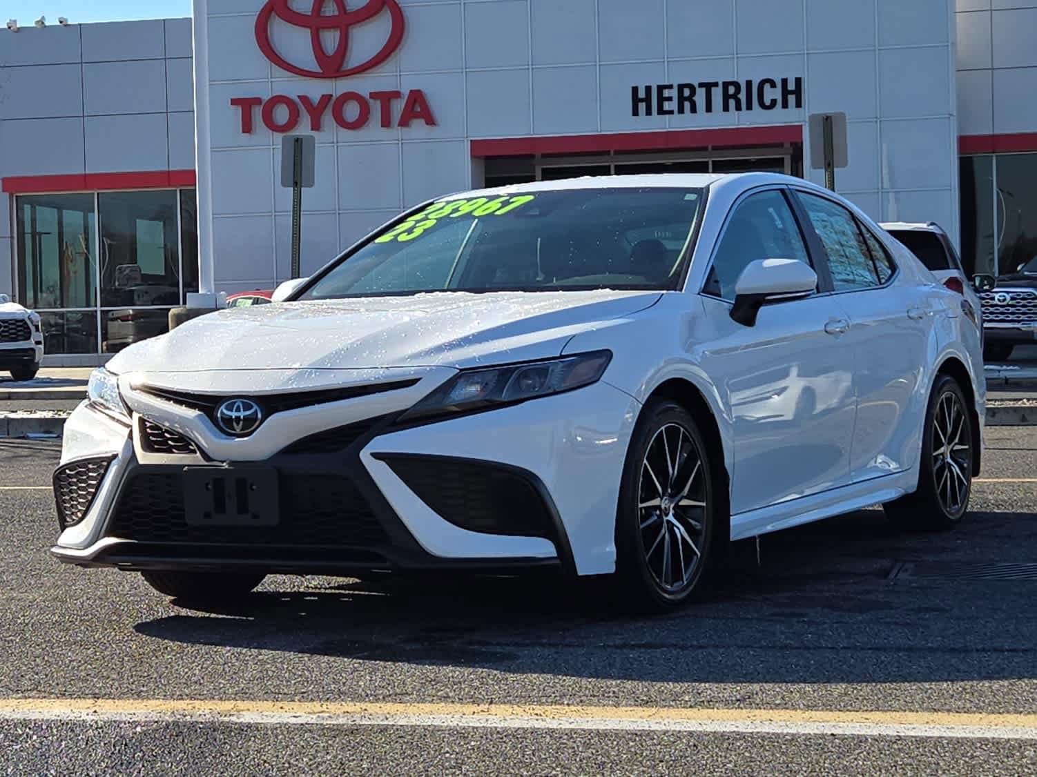 2023 Toyota Camry SE's photo
