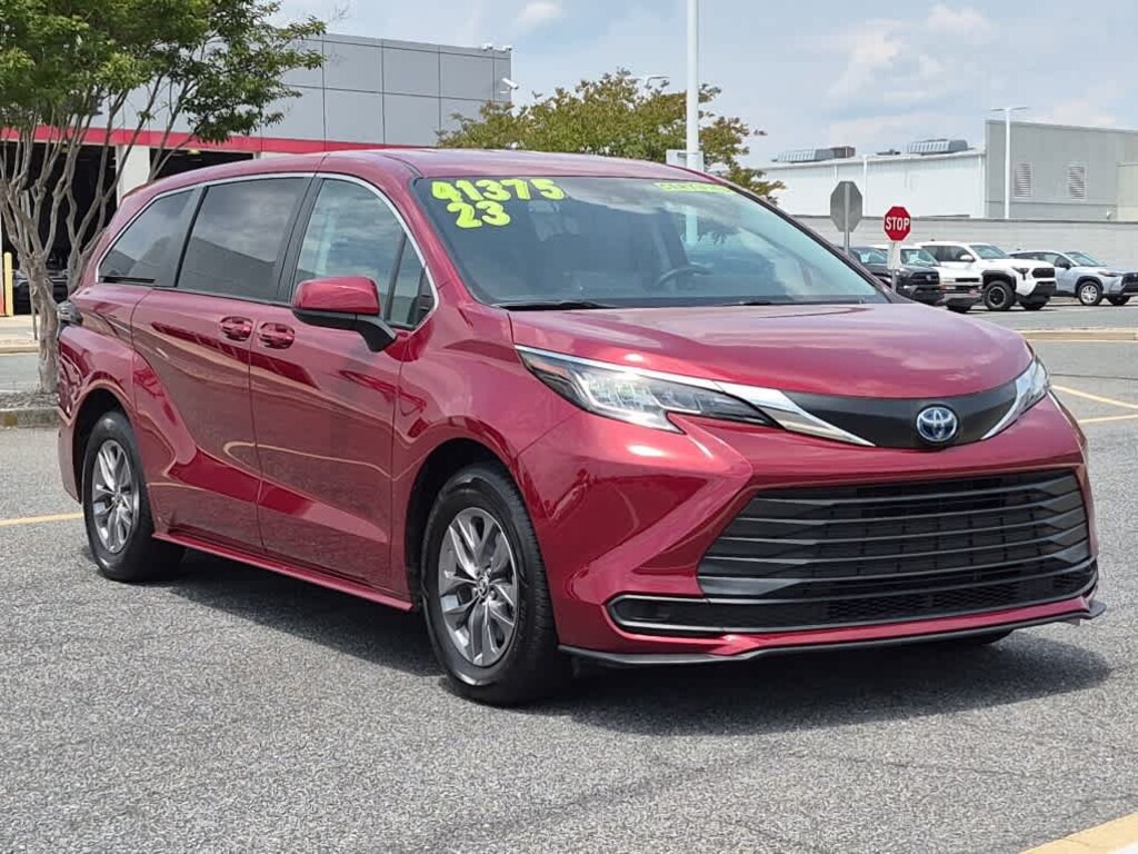 Used 2023 Toyota Sienna LE Mini-van, Passenger