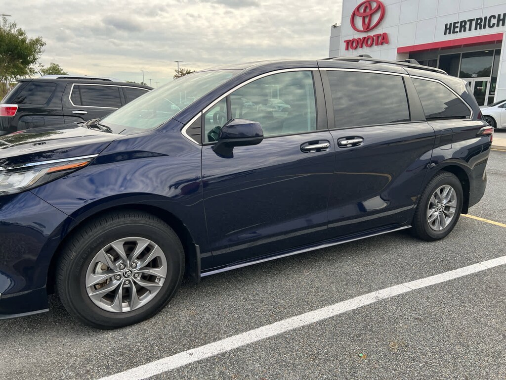 Used 2022 Toyota Sienna XLE Mini-van, Passenger
