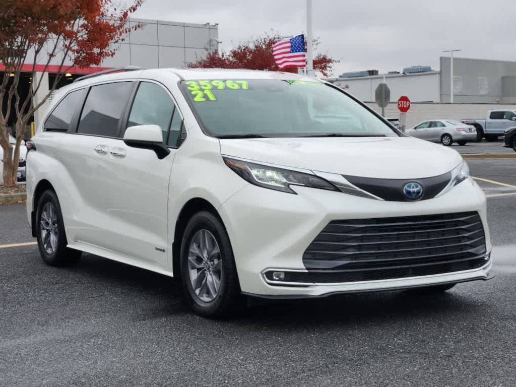 Used 2021 Toyota Sienna XLE Mini-van, Passenger
