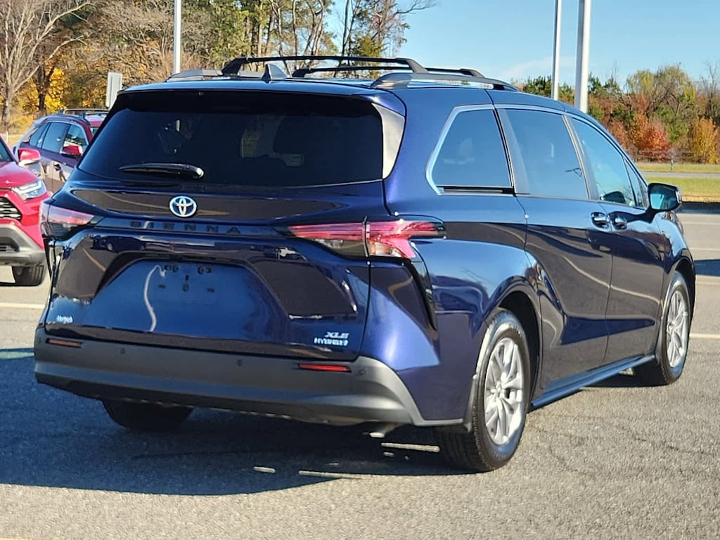 Used 2022 Toyota Sienna XLE Mini-van, Passenger