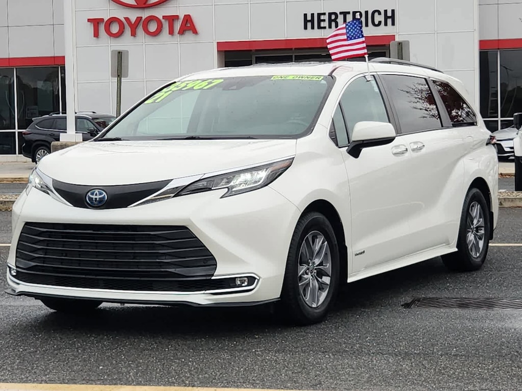 Used 2021 Toyota Sienna XLE Mini-van, Passenger