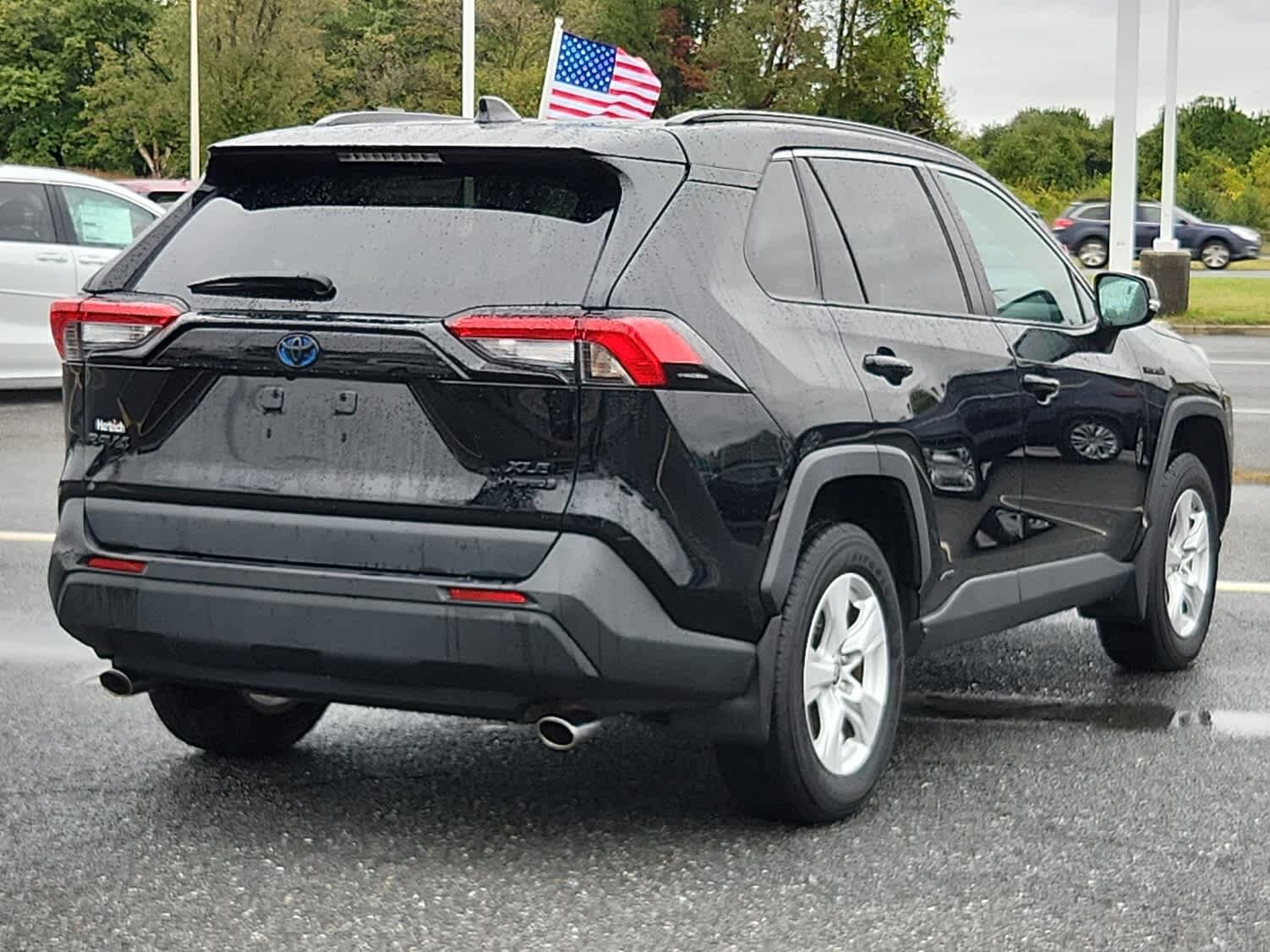 2021 Toyota RAV4 Hybrid XLE photo 2