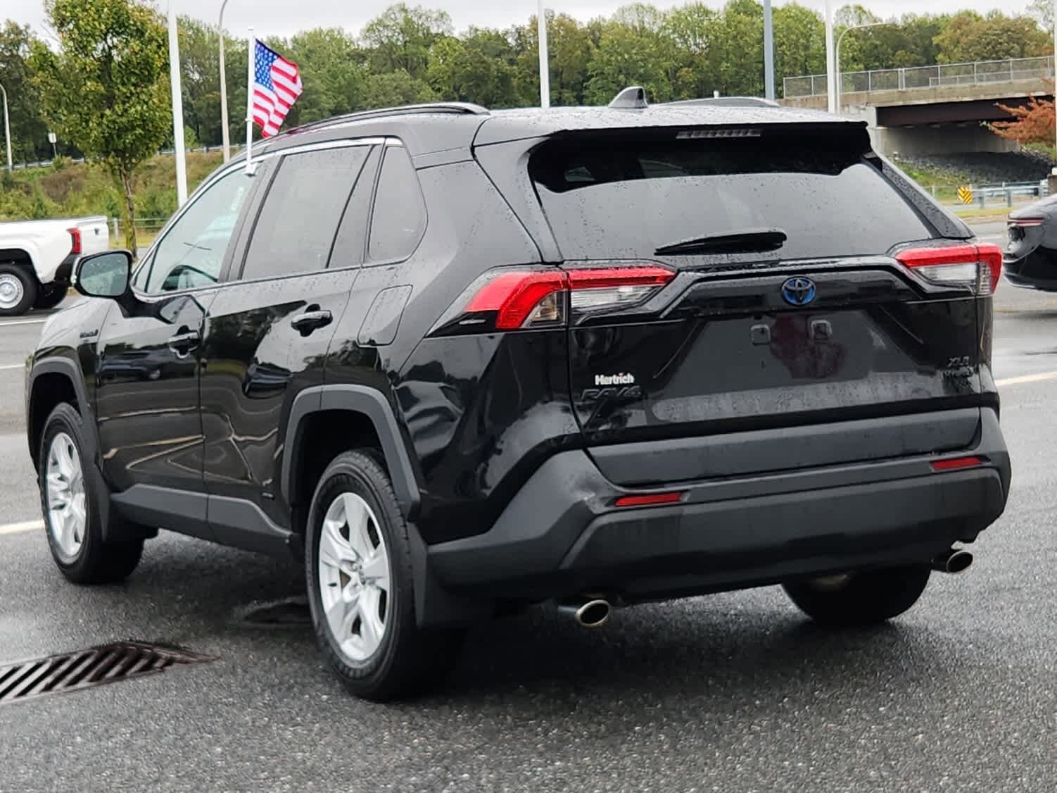 2021 Toyota RAV4 Hybrid XLE photo 3