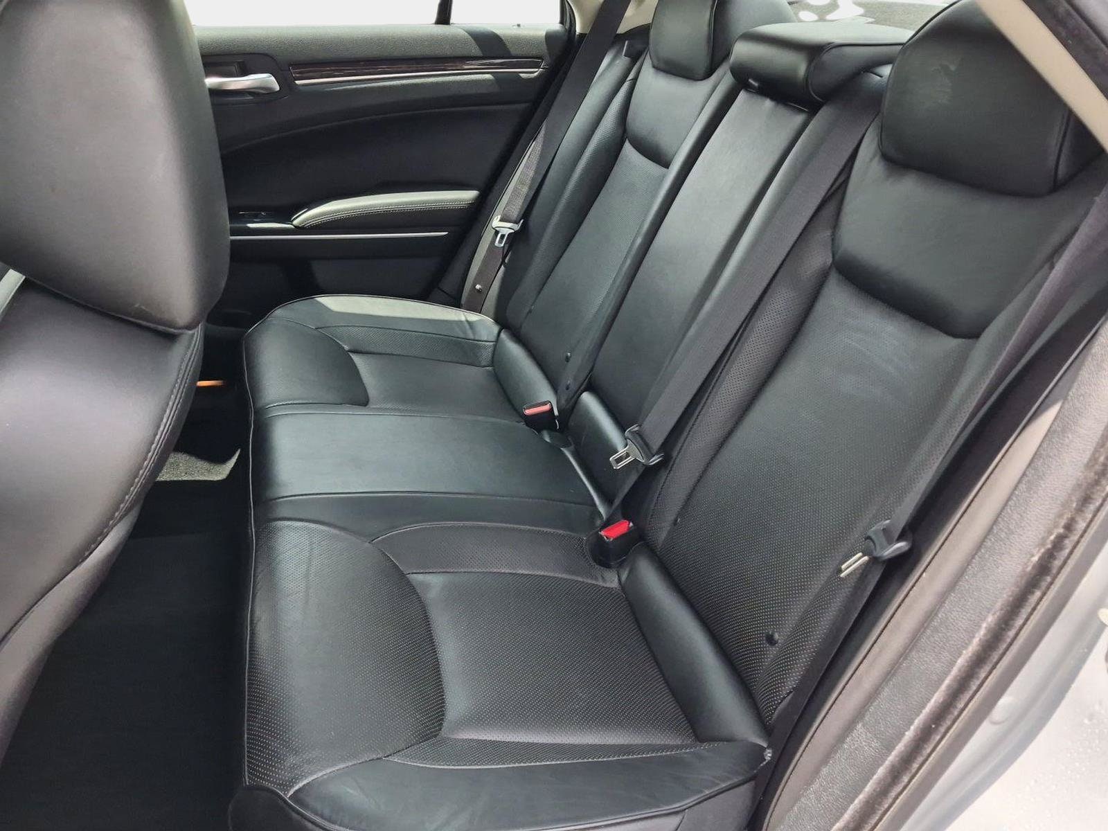 2023 Chrysler 300 Touring L - Photo 7