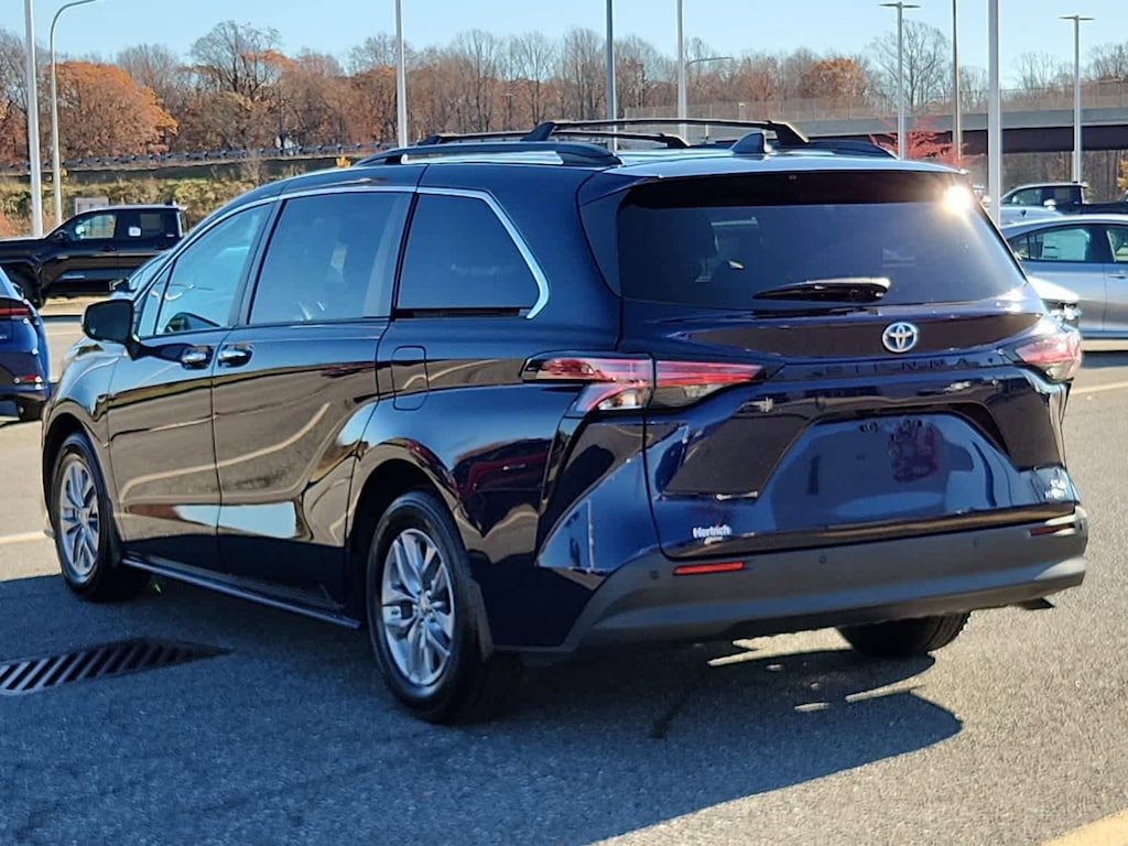 Used 2022 Toyota Sienna XLE Mini-van, Passenger
