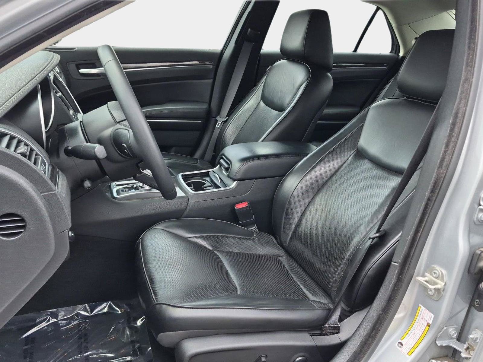 2023 Chrysler 300 Touring L - Photo 10