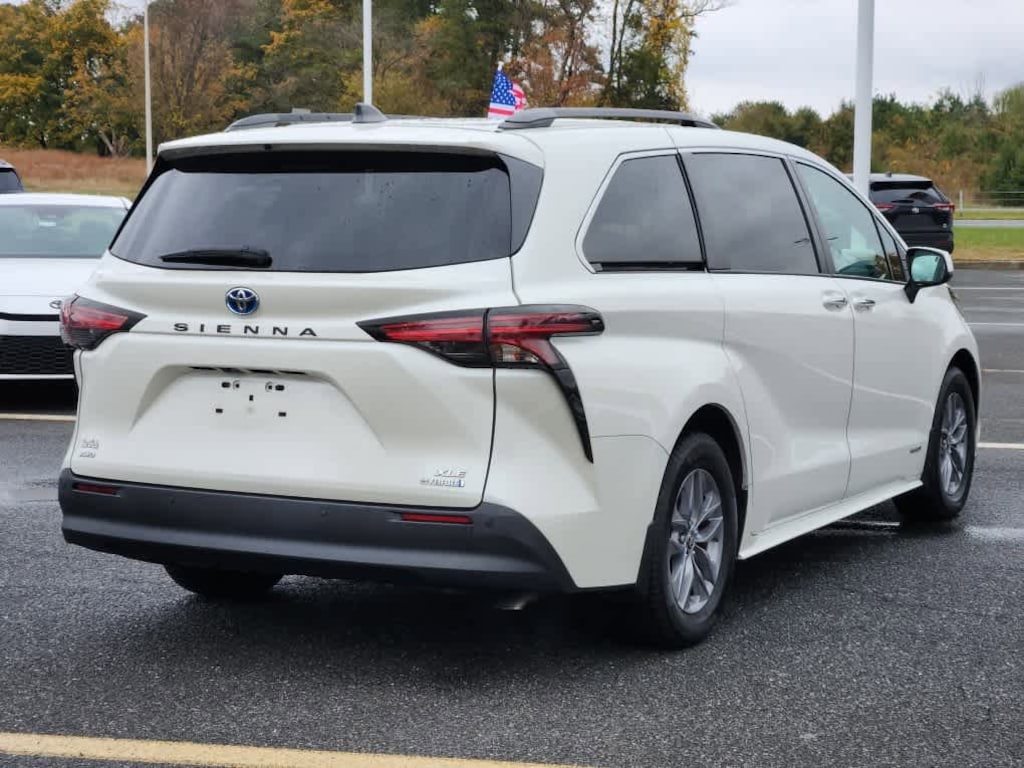 Used 2021 Toyota Sienna XLE Mini-van, Passenger