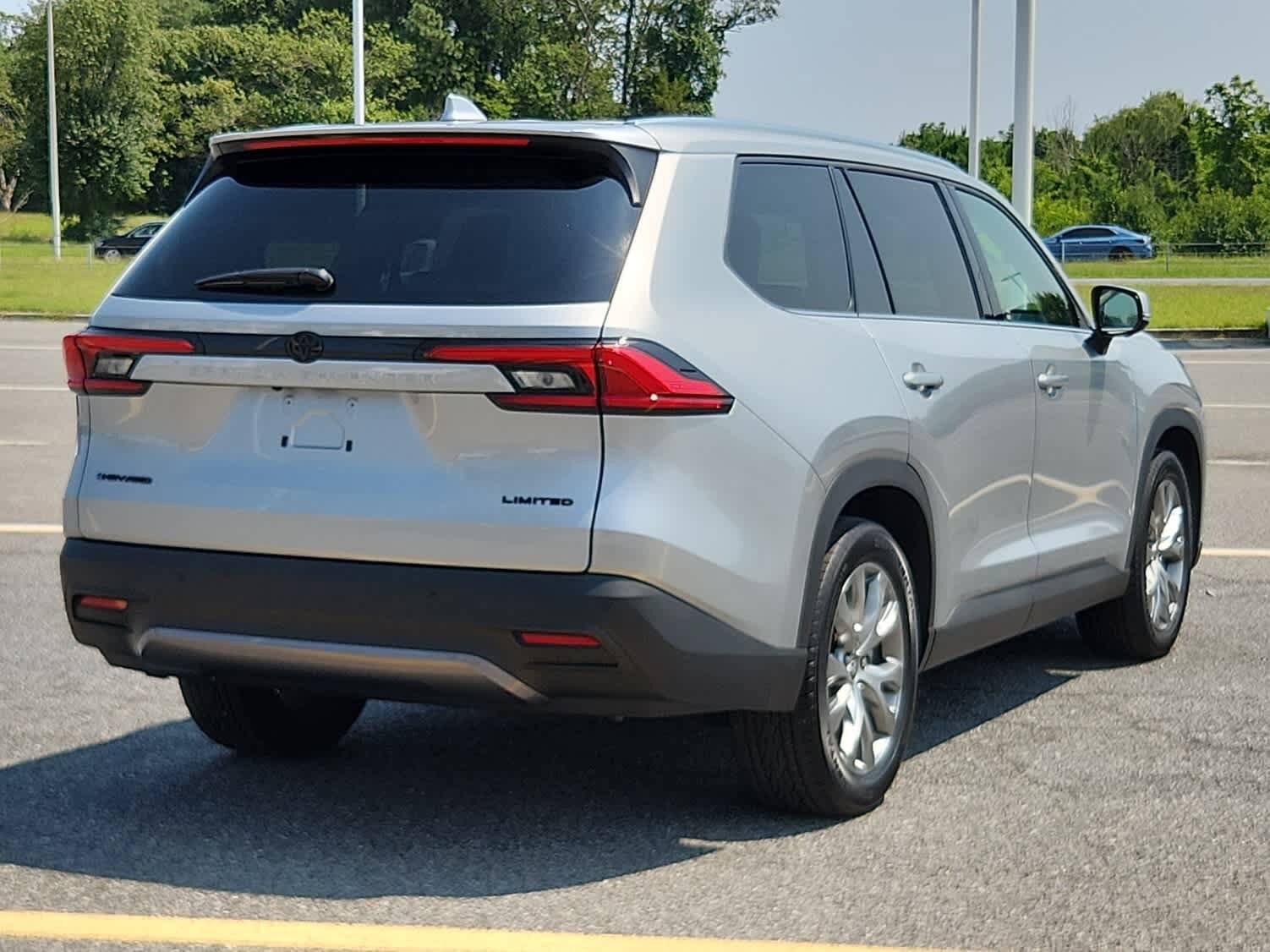 2024 Toyota Highlander Hybrid Limited photo 2