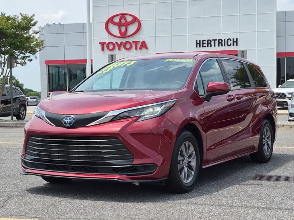 Used 2023 Toyota Sienna LE Mini-van, Passenger