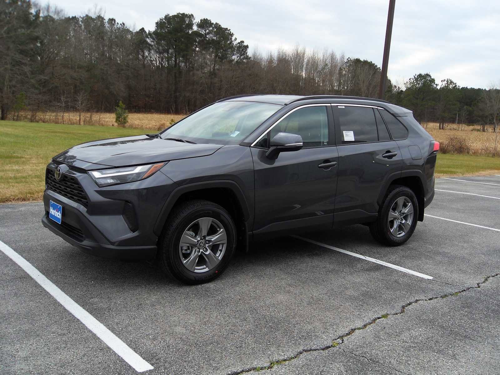 2025 Toyota RAV4 XLE's photo