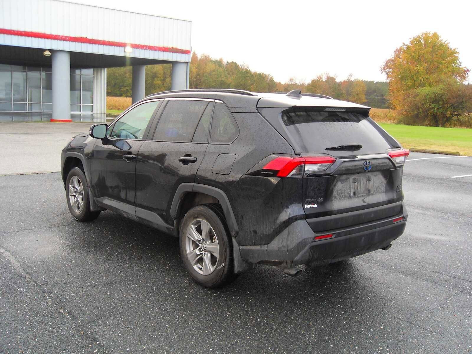 2024 Toyota RAV4 Hybrid XLE photo 2