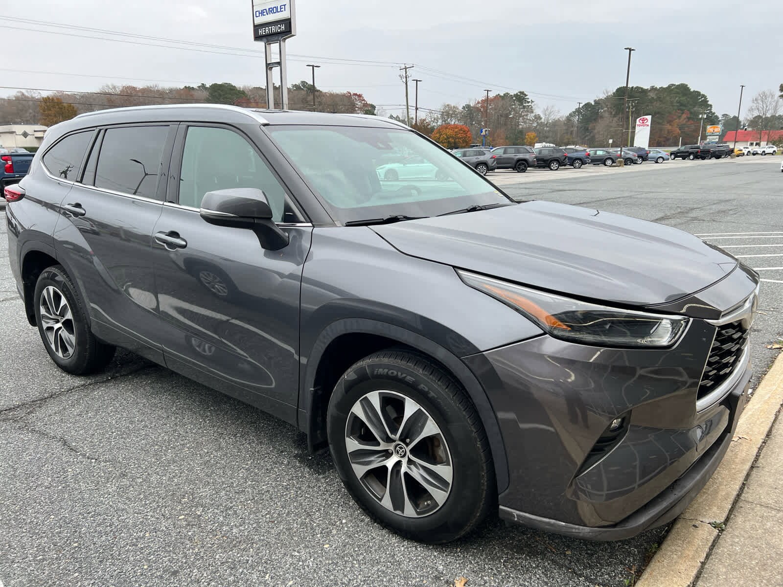 2021 Toyota Highlander XLE photo 2