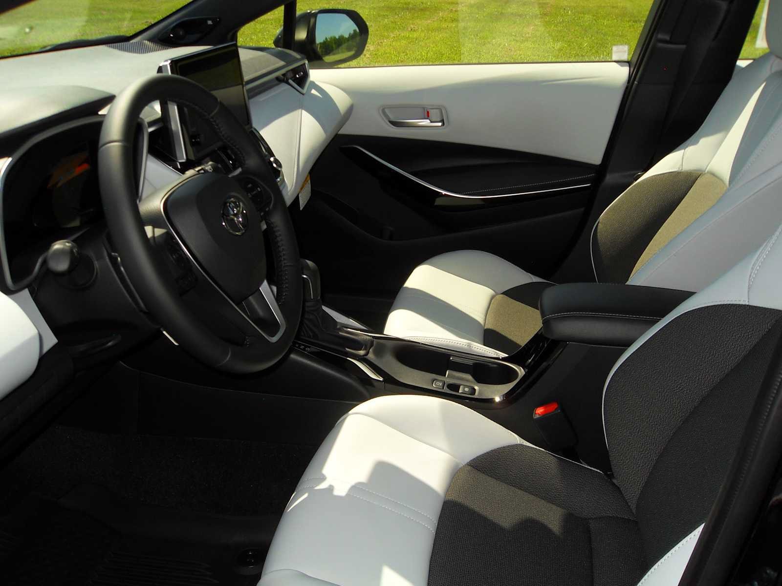 2026 Toyota Corolla Hatchback XSE - Photo 17