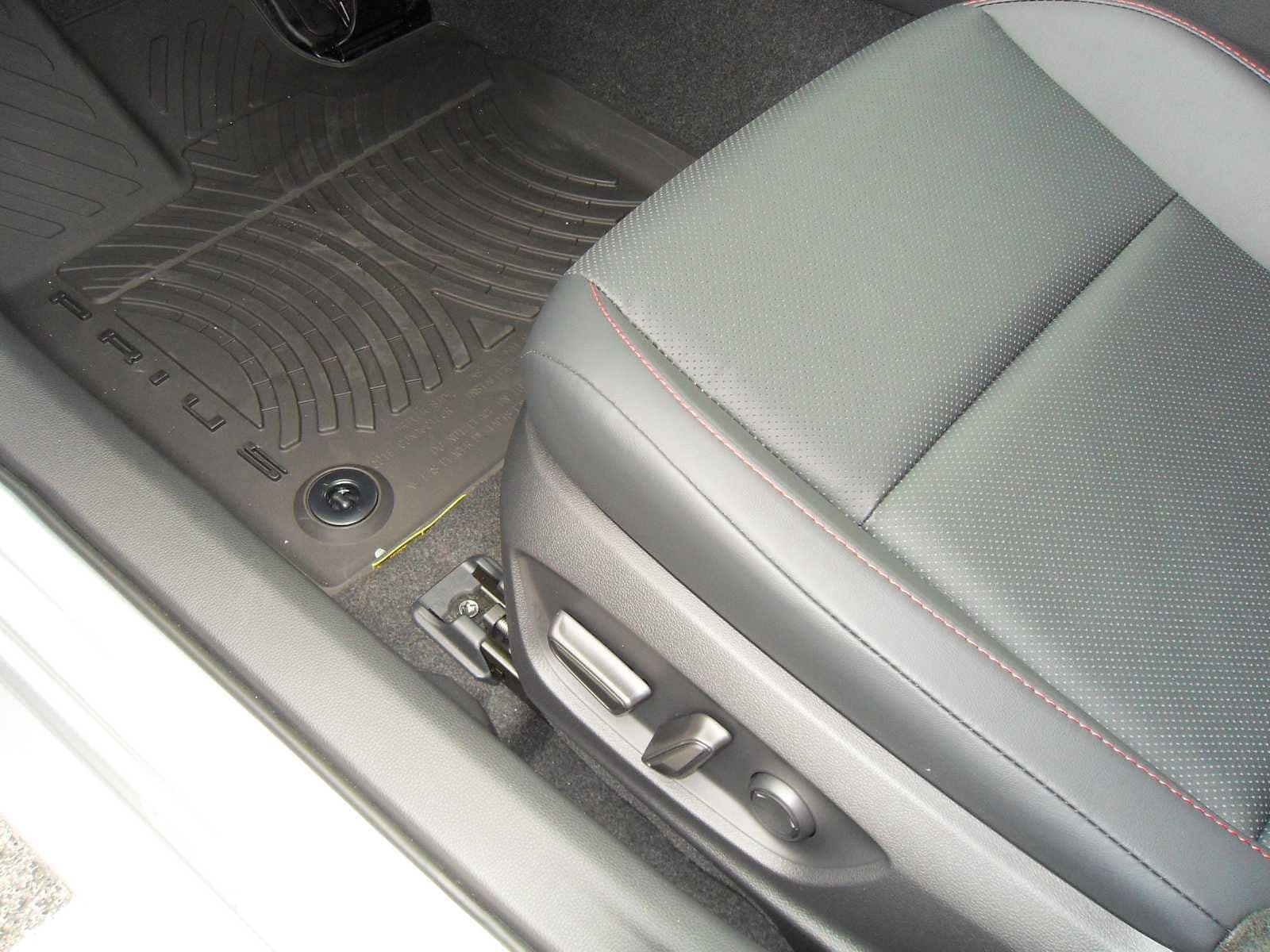 2026 Toyota Prius Plug-in Hybrid XSE - Photo 17